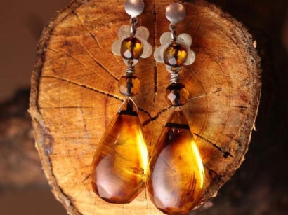 廣州白云機場進(jìn)口烏克蘭琥珀原石報關(guān)費用代理案例